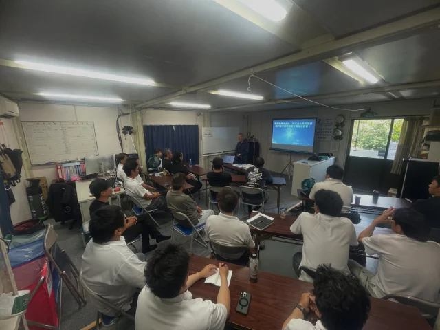 本日は現場事務所に講師の方をお招きして、熱中症予防管理者講習を行っています。
しっかり知識をつけて熱中症を予防していきたいと思います！
暑い日が続いていますので、ご安全に。
#森塗装株式会社 #森塗装 #宮崎市
#塗装 #塗装工 #ペンキ屋 #paint #painter
#橋梁塗装 #橋 #橋梁 #塗り替え
#干支大橋 #宮崎県延岡市
#熱中症予防管理者労働衛生教育
t.u