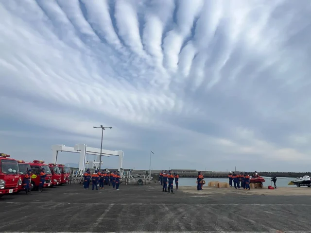 11月2日 (日)
消防団舟艇訓練

本日、宮崎臨海公園で
舟艇訓練が行われました🚣‍♂️
水上での人命救助を想定した訓練の中
新しい知識として水上救助方法、
ロープの結び方等を教わりました！
少し冷えましたが、雨も降らず最後まで
安全に訓練できました！⛑️

A.N

 #宮崎消防団
 #舟艇訓練