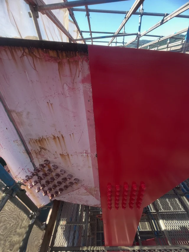 ビフォーアフター(工区境)
ちなみに隣の工区も弊社が受注しました☺️
がんばります
#おわりのはじまり 
#森塗装株式会社 #森塗装 #宮崎市
#塗装 #塗装工 #ペンキ屋 #paint #painter
#橋梁塗装 #橋 #橋梁 #塗り替え
#干支大橋 #宮崎県延岡市
t.u