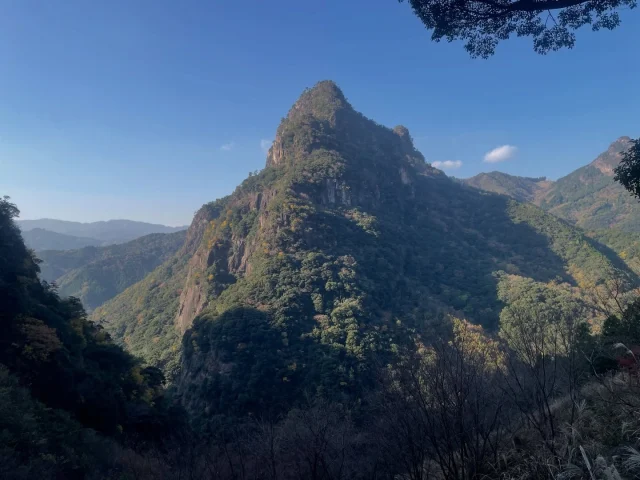 来年、延岡市北方町上鹿川の橋の補修工事を行います。本日は上鹿川地区と下鹿川地区の地区長様に工事のご挨拶に来ました。自然豊かで紅葉も見頃のようです🍁
個人的にパックン岩に行ってみたいです
#森塗装株式会社 #森塗装 #宮崎市
#塗装 #塗装工 #ペンキ屋 #paint #painter
#橋梁塗装 #橋 #橋梁 #塗り替え
#錦橋 #宮崎県延岡市 #鹿川渓谷 #比叡山
t.u