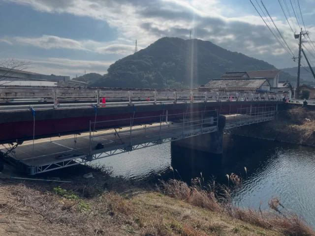 秋留橋
1枚目：クイックデッキライト仮設中
2〜5枚目：足場内養生
現場は着々と進んでおります
#森塗装株式会社 #宮崎市 #塗装 #橋梁塗装 #秋留橋
t.u